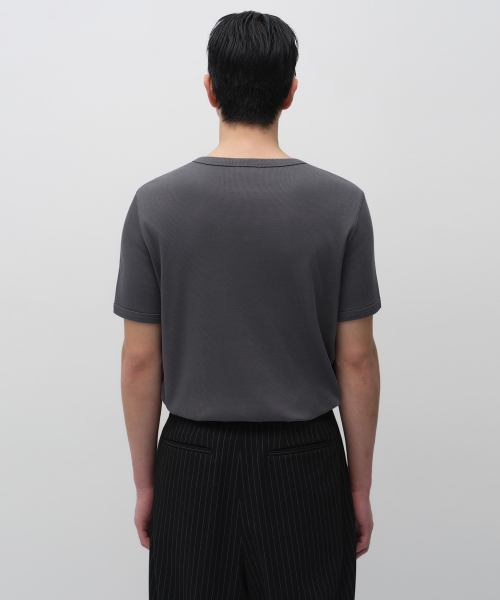 MUSINSA STANDARD（ムシンサスタンダード）の「リブドマッスルフィットヘンリーネックTシャツ[ガンメタル]（Tシャツ/カットソー・メンズ・その他・SMALL/MEDIUM/LARGE/X-LARGE/2XL/3XL）」の3枚目の写真