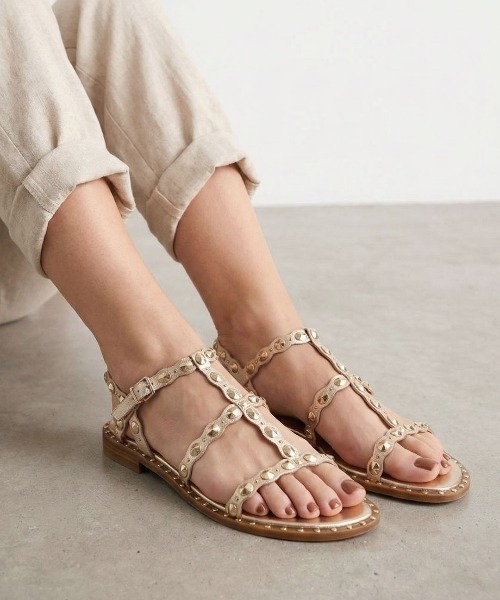 ASH（アッシュ）の「アッシュ【PLUS】スタッズサンダル フラット パーティー 3cmヒール（サンダル・レディース・アンティークゴールド・35/36/37/38/39）」の2枚目の写真