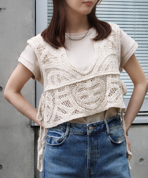 NYLAUS（ナイラス）の「【SG】クロシェ編みショートベスト かぎ針ベスト（ベスト・レディース・アイボリー/ブラック・M）」の2枚目の写真