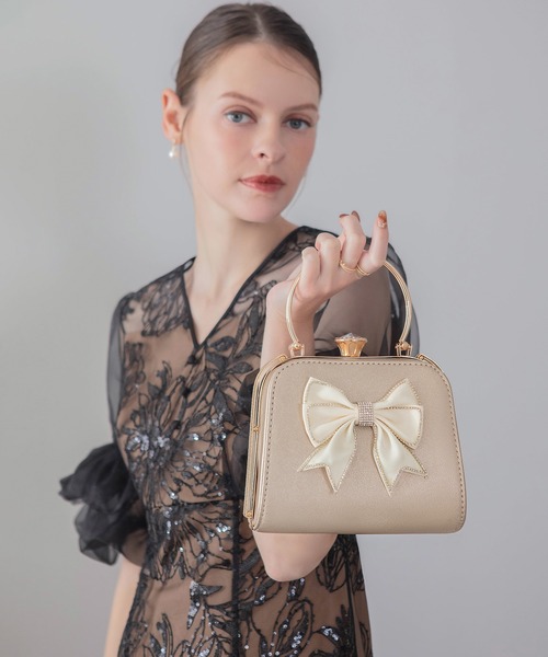 Leja(レジャ)の「【LEJA】ビッグリボンビジューパーツハンドショルダー2WAYバッグ結婚式 パーティー 成人式 二次会 同窓会 お呼ばれ オケージョン 20代 30代(ハンドバッグ・レディース・ゴールド/ブラック・FREE)」の2枚目の写真