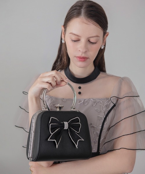 Leja(レジャ)の「【LEJA】ビッグリボンビジューパーツハンドショルダー2WAYバッグ結婚式 パーティー 成人式 二次会 同窓会 お呼ばれ オケージョン 20代 30代(ハンドバッグ・レディース・ゴールド/ブラック・FREE)」の8枚目の写真