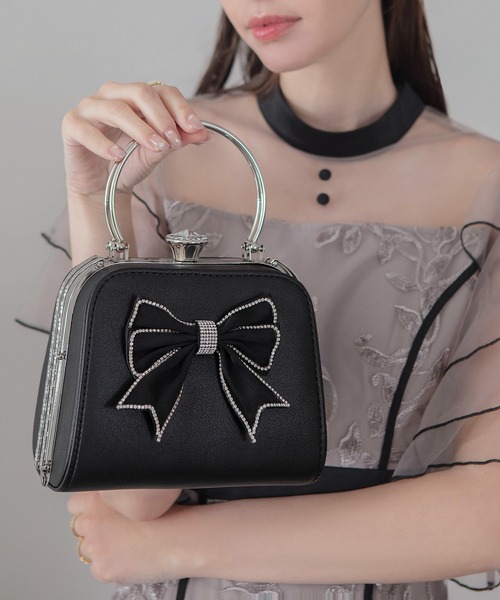 Leja(レジャ)の「【LEJA】ビッグリボンビジューパーツハンドショルダー2WAYバッグ結婚式 パーティー 成人式 二次会 同窓会 お呼ばれ オケージョン 20代 30代(ハンドバッグ・レディース・ゴールド/ブラック・FREE)」の7枚目の写真