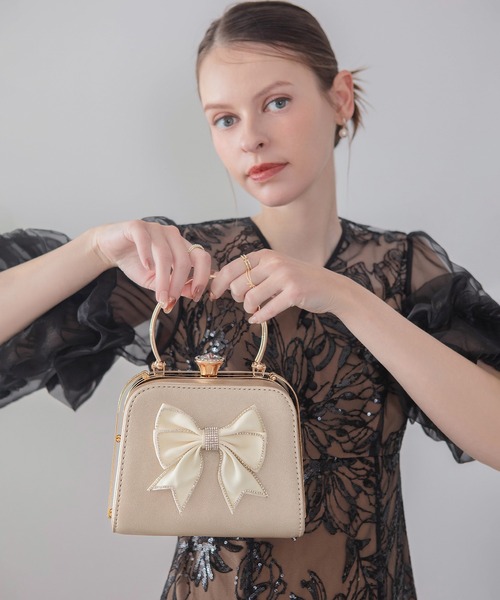Leja(レジャ)の「【LEJA】ビッグリボンビジューパーツハンドショルダー2WAYバッグ結婚式 パーティー 成人式 二次会 同窓会 お呼ばれ オケージョン 20代 30代(ハンドバッグ・レディース・ゴールド/ブラック・FREE)」の5枚目の写真