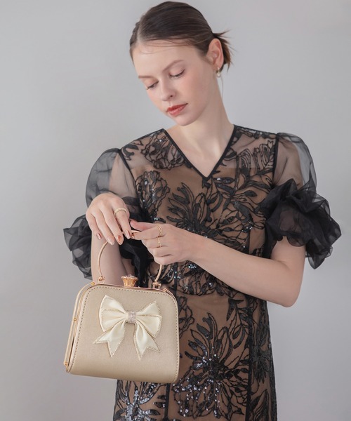 Leja(レジャ)の「【LEJA】ビッグリボンビジューパーツハンドショルダー2WAYバッグ結婚式 パーティー 成人式 二次会 同窓会 お呼ばれ オケージョン 20代 30代(ハンドバッグ・レディース・ゴールド/ブラック・FREE)」の4枚目の写真
