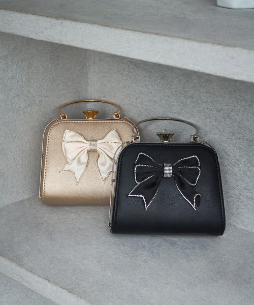 Leja(レジャ)の「【LEJA】ビッグリボンビジューパーツハンドショルダー2WAYバッグ結婚式 パーティー 成人式 二次会 同窓会 お呼ばれ オケージョン 20代 30代(ハンドバッグ・レディース・ゴールド/ブラック・FREE)」の9枚目の写真
