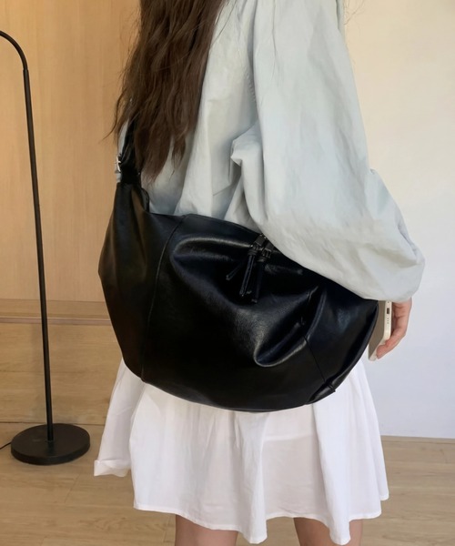 yuue' ( wear )(ユーイ)の「大容量2WAYフェイクレザーショルダーバッグ/通勤通学/A4サイズ対応(ショルダーバッグ・レディース・ブラウン/ブラック・FREE)」の1枚目の写真