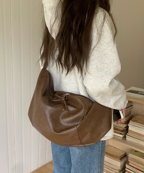 yuue' ( wear )(ユーイ)の「大容量2WAYフェイクレザーショルダーバッグ/通勤通学/A4サイズ対応(ショルダーバッグ・レディース・ブラウン/ブラック・FREE)」の8枚目の写真