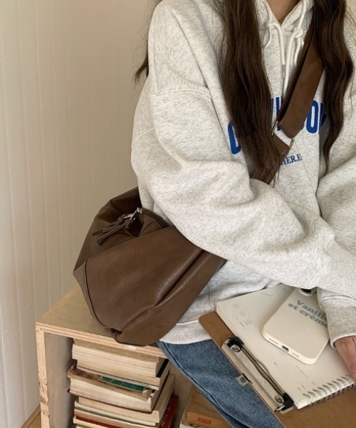 yuue' ( wear )(ユーイ)の「大容量2WAYフェイクレザーショルダーバッグ/通勤通学/A4サイズ対応(ショルダーバッグ・レディース・ブラウン/ブラック・FREE)」の9枚目の写真