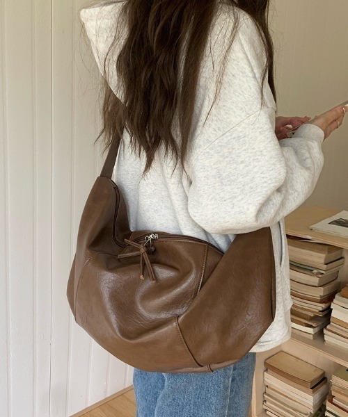 yuue' ( wear )(ユーイ)の「大容量2WAYフェイクレザーショルダーバッグ/通勤通学/A4サイズ対応(ショルダーバッグ・レディース・ブラウン/ブラック・FREE)」の10枚目の写真