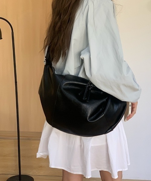 yuue' ( wear )(ユーイ)の「大容量2WAYフェイクレザーショルダーバッグ/通勤通学/A4サイズ対応(ショルダーバッグ・レディース・ブラウン/ブラック・FREE)」の5枚目の写真