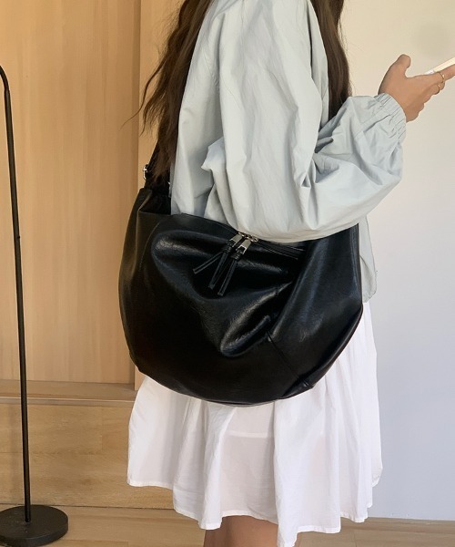 yuue' ( wear )(ユーイ)の「大容量2WAYフェイクレザーショルダーバッグ/通勤通学/A4サイズ対応(ショルダーバッグ・レディース・ブラウン/ブラック・FREE)」の4枚目の写真