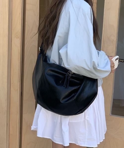 yuue' ( wear )(ユーイ)の「大容量2WAYフェイクレザーショルダーバッグ/通勤通学/A4サイズ対応(ショルダーバッグ・レディース・ブラウン/ブラック・FREE)」の3枚目の写真