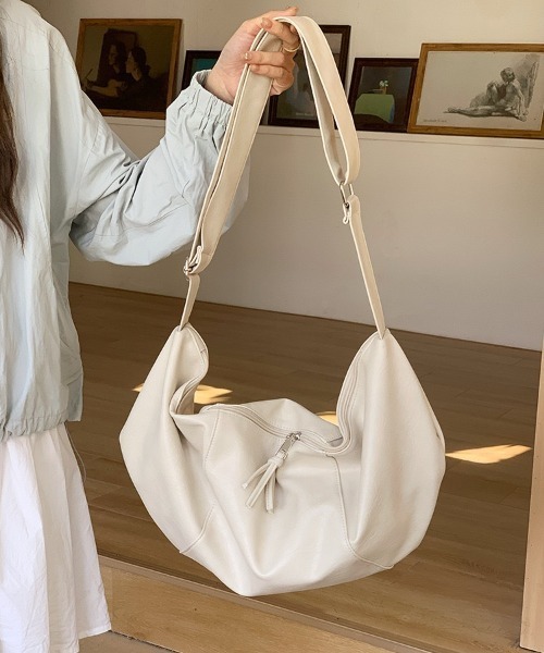 yuue' ( wear )(ユーイ)の「大容量2WAYフェイクレザーショルダーバッグ/通勤通学/A4サイズ対応(ショルダーバッグ・レディース・ブラウン/ブラック・FREE)」の15枚目の写真