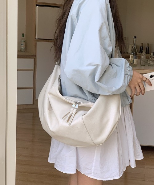 yuue' ( wear )(ユーイ)の「大容量2WAYフェイクレザーショルダーバッグ/通勤通学/A4サイズ対応(ショルダーバッグ・レディース・ブラウン/ブラック・FREE)」の13枚目の写真