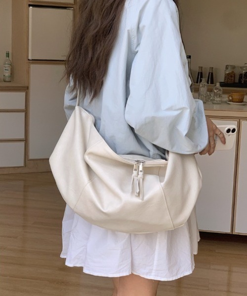 yuue' ( wear )(ユーイ)の「大容量2WAYフェイクレザーショルダーバッグ/通勤通学/A4サイズ対応(ショルダーバッグ・レディース・ブラウン/ブラック・FREE)」の14枚目の写真