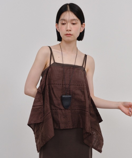 Shelly island（シェリーアイランド）の「総刺繍ランダムヘムキャミ（キャミソール・レディース・その他/ブラウン/ブラック・FREE）」の2枚目の写真