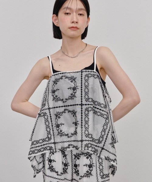Shelly island（シェリーアイランド）の「総刺繍ランダムヘムキャミ（キャミソール・レディース・その他/ブラウン/ブラック・FREE）」の3枚目の写真