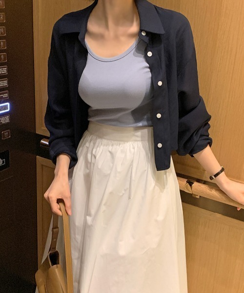 AMAJI(アマジ)の「デザインカラー バックオープン スリットデザイン ショート丈シャツ ゆったりシルエット 長袖ブラウス(シャツ/ブラウス・レディース・ベージュ/ホワイト/ネイビー/ライトブルー・FREE)」の4枚目の写真