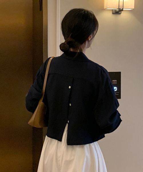 AMAJI(アマジ)の「デザインカラー バックオープン スリットデザイン ショート丈シャツ ゆったりシルエット 長袖ブラウス(シャツ/ブラウス・レディース・ベージュ/ホワイト/ネイビー/ライトブルー・FREE)」の9枚目の写真