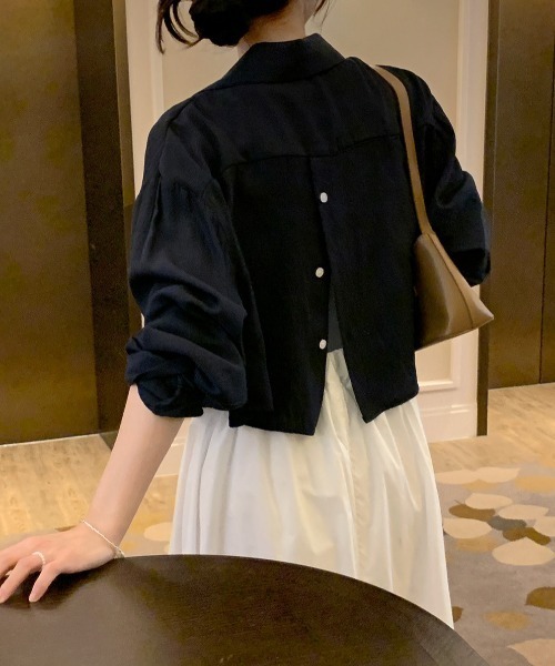 AMAJI(アマジ)の「デザインカラー バックオープン スリットデザイン ショート丈シャツ ゆったりシルエット 長袖ブラウス(シャツ/ブラウス・レディース・ベージュ/ホワイト/ネイビー/ライトブルー・FREE)」の10枚目の写真