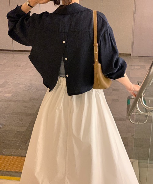 AMAJI(アマジ)の「デザインカラー バックオープン スリットデザイン ショート丈シャツ ゆったりシルエット 長袖ブラウス(シャツ/ブラウス・レディース・ベージュ/ホワイト/ネイビー/ライトブルー・FREE)」の13枚目の写真