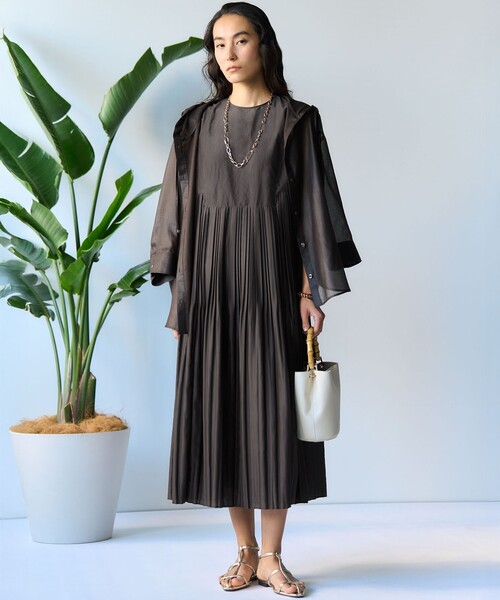 23区 S（ニジュウサンクチイサイサイズ）の「プリーツコンビ ワンピース（ワンピース・レディース・サックスブルー系/ダークブラウン系/黄土色系/ブラック系・32）」の11枚目の写真