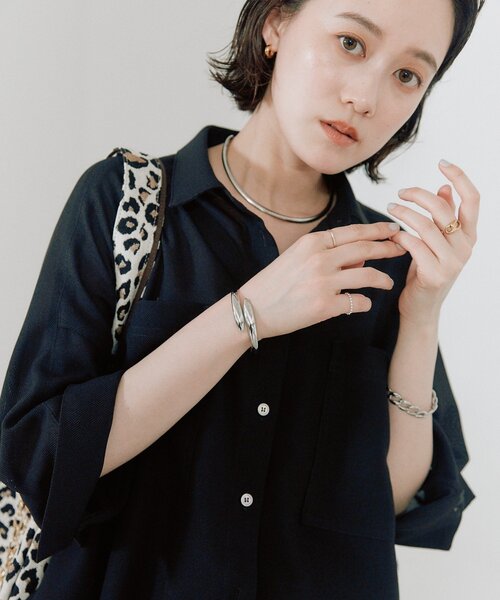 RIVE DROITE(リヴドロワ)の「【主張しすぎないミニマルな印象に】バネバングル(ブレスレット・レディース・ゴールド/シルバー・FREE)」の6枚目の写真