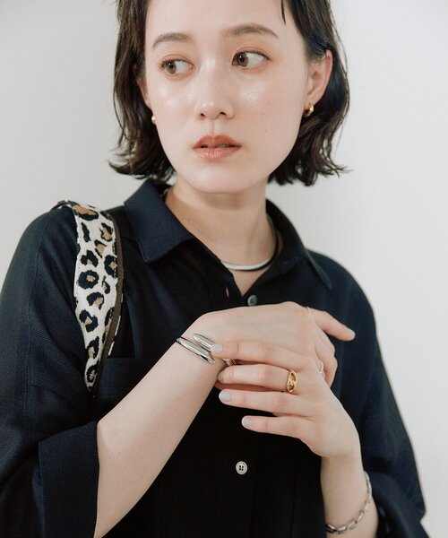 RIVE DROITE(リヴドロワ)の「【主張しすぎないミニマルな印象に】バネバングル(ブレスレット・レディース・ゴールド/シルバー・FREE)」の9枚目の写真