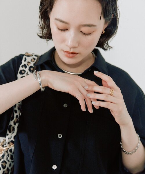 RIVE DROITE(リヴドロワ)の「【主張しすぎないミニマルな印象に】バネバングル(ブレスレット・レディース・ゴールド/シルバー・FREE)」の10枚目の写真
