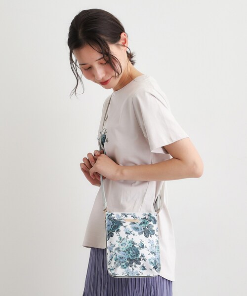 LAURA ASHLEY(ローラアシュレイ)の「エレンボロー ローズ柄 ミニ ショルダーバッグ(ショルダーバッグ・レディース・ブルー系5/ターコイズブルー系9/ピンク系その他・00)」の2枚目の写真