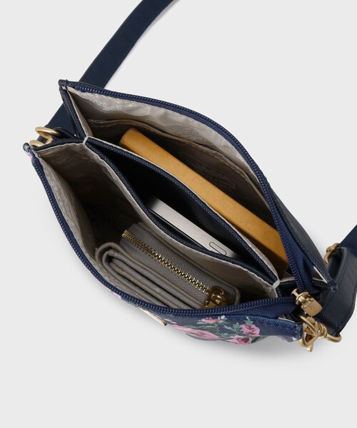 LAURA ASHLEY(ローラアシュレイ)の「エレンボロー ローズ柄 ミニ ショルダーバッグ(ショルダーバッグ・レディース・ブルー系5/ターコイズブルー系9/ピンク系その他・00)」の20枚目の写真