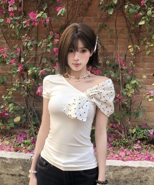 Ritzy(リッツィー)の「ドット柄リボンワンショルダートップス(Tシャツ/カットソー・レディース・ホワイト・L/M/S)」の1枚目の写真