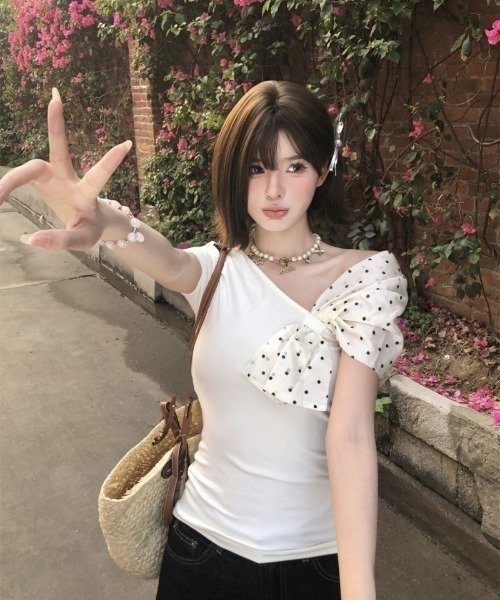 Ritzy(リッツィー)の「ドット柄リボンワンショルダートップス(Tシャツ/カットソー・レディース・ホワイト・L/M/S)」の4枚目の写真