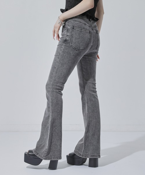 ANAP(アナップ)の「ナチュラルフィット フレアデニムパンツ(デニムパンツ・レディース・グレー/ライトブルー/ブルー・M/S)」の5枚目の写真