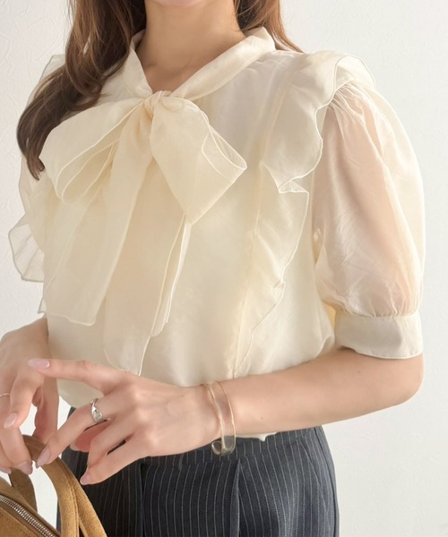 mily bilet（ミウィビレット）の「【mily bilet】一枚で主役級の存在感。女性らしさを引き立てるシアーブラウス。シアーフリルボウタイリボンブラウス(5分袖)（シャツ/ブラウス・レディース・ピンク/ブルー/アイボリー・SMALL/LARGE/MEDIUM/X-LARGE）」の2枚目の写真