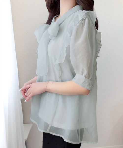 mily bilet（ミウィビレット）の「【mily bilet】一枚で主役級の存在感。女性らしさを引き立てるシアーブラウス。シアーフリルボウタイリボンブラウス(5分袖)（シャツ/ブラウス・レディース・ピンク/ブルー/アイボリー・SMALL/LARGE/MEDIUM/X-LARGE）」の11枚目の写真