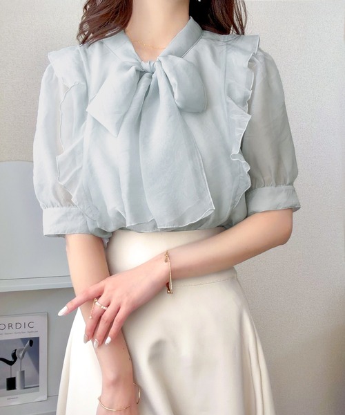 mily bilet（ミウィビレット）の「【mily bilet】一枚で主役級の存在感。女性らしさを引き立てるシアーブラウス。シアーフリルボウタイリボンブラウス(5分袖)（シャツ/ブラウス・レディース・ピンク/ブルー/アイボリー・SMALL/LARGE/MEDIUM/X-LARGE）」の8枚目の写真
