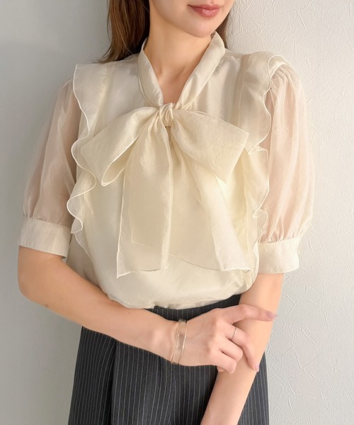 mily bilet（ミウィビレット）の「【mily bilet】一枚で主役級の存在感。女性らしさを引き立てるシアーブラウス。シアーフリルボウタイリボンブラウス(5分袖)（シャツ/ブラウス・レディース・ピンク/ブルー/アイボリー・SMALL/LARGE/MEDIUM/X-LARGE）」の4枚目の写真