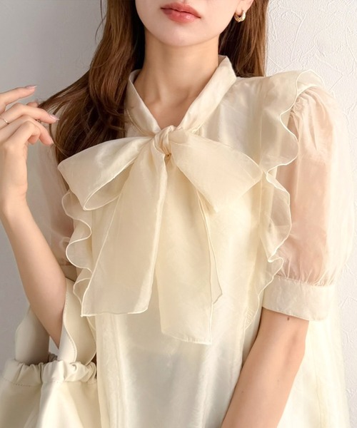 mily bilet（ミウィビレット）の「【mily bilet】一枚で主役級の存在感。女性らしさを引き立てるシアーブラウス。シアーフリルボウタイリボンブラウス(5分袖)（シャツ/ブラウス・レディース・ピンク/ブルー/アイボリー・SMALL/LARGE/MEDIUM/X-LARGE）」の22枚目の写真