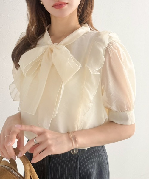 mily bilet（ミウィビレット）の「【mily bilet】一枚で主役級の存在感。女性らしさを引き立てるシアーブラウス。シアーフリルボウタイリボンブラウス(5分袖)（シャツ/ブラウス・レディース・ピンク/ブルー/アイボリー・SMALL/LARGE/MEDIUM/X-LARGE）」の21枚目の写真