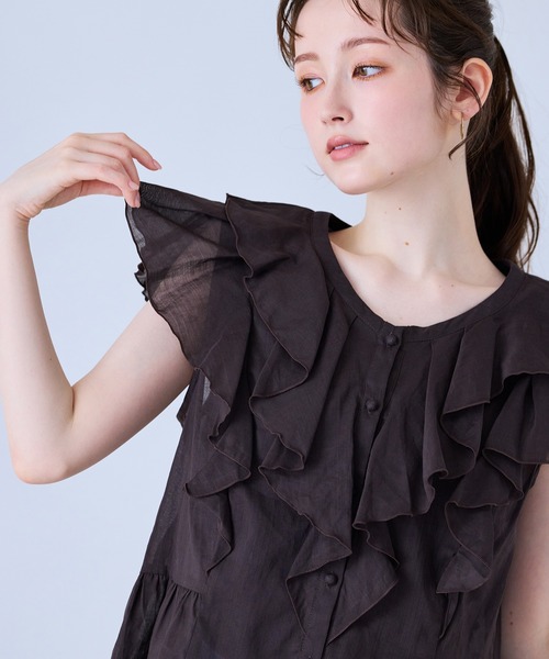 Audie a Muses(オーディアミューズ)の「前開きフロントダブルフリルブラウス(シャツ/ブラウス・レディース・レッド/ブラウン/オフホワイト・38/42)」の3枚目の写真