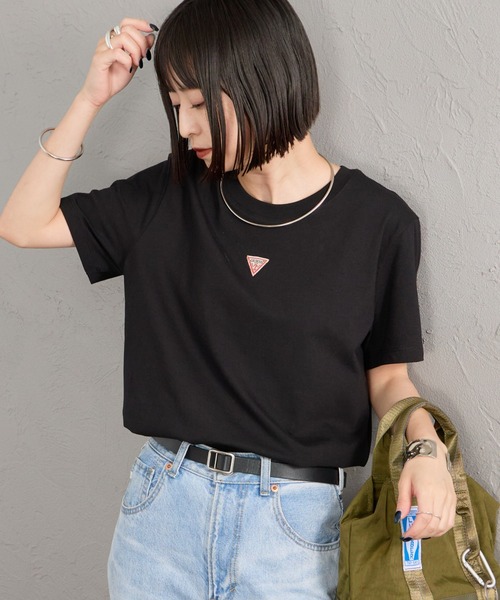 Guess（ゲス）の「[GUESS/ゲス] UNI ワンポイントロゴTシャツ（Tシャツ/カットソー・レディース・ブラック/ホワイト・L/M/S）」の2枚目の写真