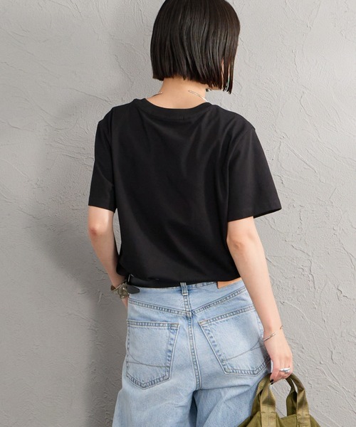 Guess（ゲス）の「[GUESS/ゲス] UNI ワンポイントロゴTシャツ（Tシャツ/カットソー・レディース・ブラック/ホワイト・L/M/S）」の13枚目の写真