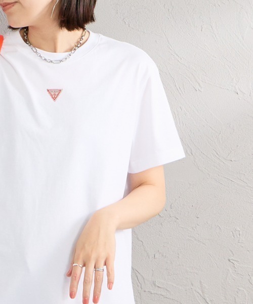 Guess（ゲス）の「[GUESS/ゲス] UNI ワンポイントロゴTシャツ（Tシャツ/カットソー・レディース・ブラック/ホワイト・L/M/S）」の8枚目の写真