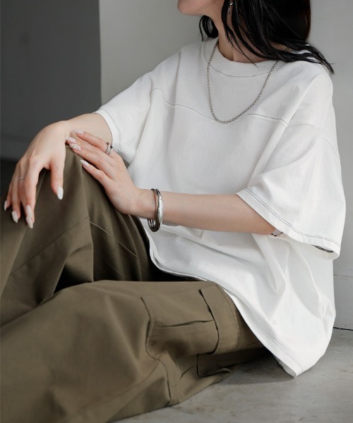 HUG.U(ハグユー)の「オーバーサイズステッチTシャツ(Tシャツ/カットソー・レディース・ベージュ/ダークグレー/オレンジ/ホワイト/ブラック・FREE)」の2枚目の写真