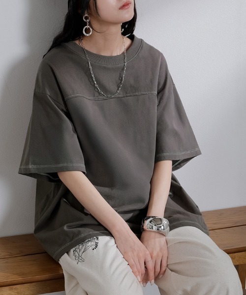 HUG.U(ハグユー)の「オーバーサイズステッチTシャツ(Tシャツ/カットソー・レディース・ベージュ/ダークグレー/オレンジ/ホワイト/ブラック・FREE)」の15枚目の写真