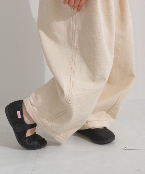 OMNES(オムネス)の「キッズ ウォッシュ加工 デニムサーカスバルーンパンツ(デニムパンツ・キッズ・ブルー/インディゴブルー/キナリ・LARGE/MEDIUM)」の22枚目の写真
