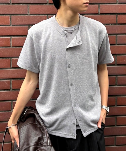 Chikashitsu +(チカシツプラス)の「【Chikashitsu +】sleek layered button half sleeve tee (4color) / 【チカシツプラス】スリークレイヤードボタン半袖カーディガンシャツ<着用動画あり>(Tシャツ/カットソー・メンズ・ブラック/グレー/ホワイト/レッド・ONE SIZE)」の1枚目の写真