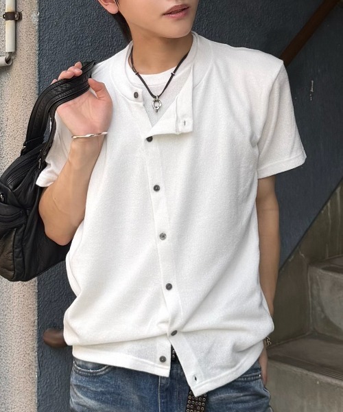 Chikashitsu +(チカシツプラス)の「【Chikashitsu +】sleek layered button half sleeve tee (4color) / 【チカシツプラス】スリークレイヤードボタン半袖カーディガンシャツ<着用動画あり>(Tシャツ/カットソー・メンズ・ブラック/グレー/ホワイト/レッド・ONE SIZE)」の2枚目の写真