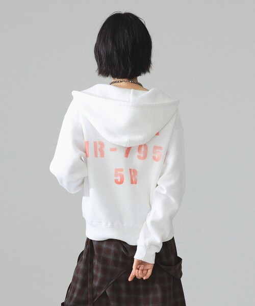 HEAR MY NAME(ヒアマイネーム)の「【別注】HEAR MY NAME × maturely / プリント ジップ フーディー(パーカー・レディース・ホワイト×レッド/ブラック×ホワイト・ONE SIZE)」の4枚目の写真